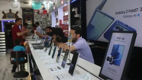 Boom da IA encarece celulares e faz consumidores adiarem troca